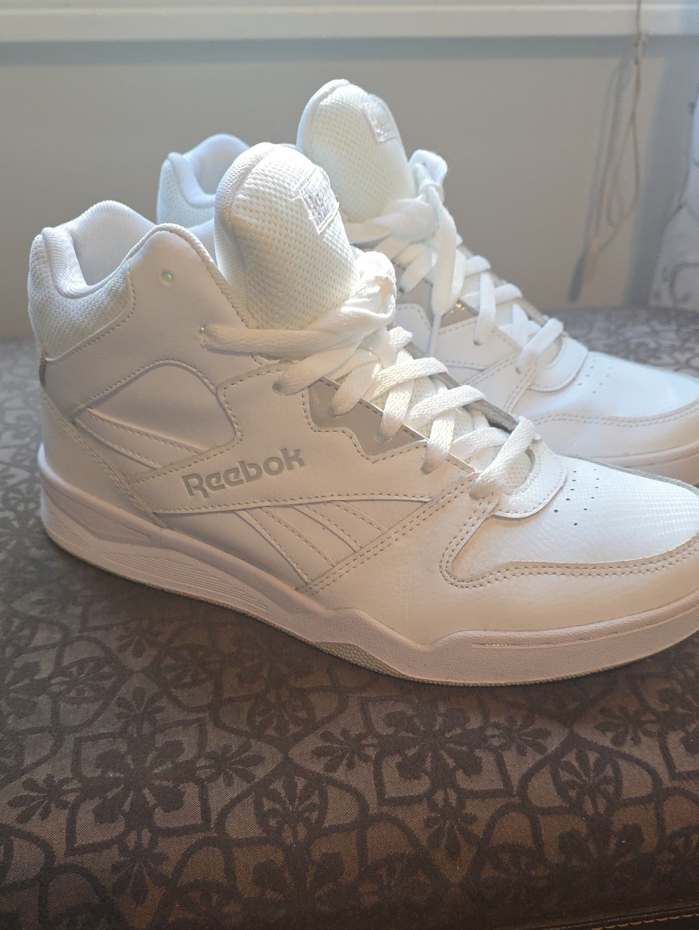Reebok Men's size 8.5 White Mid-Top Sneakers